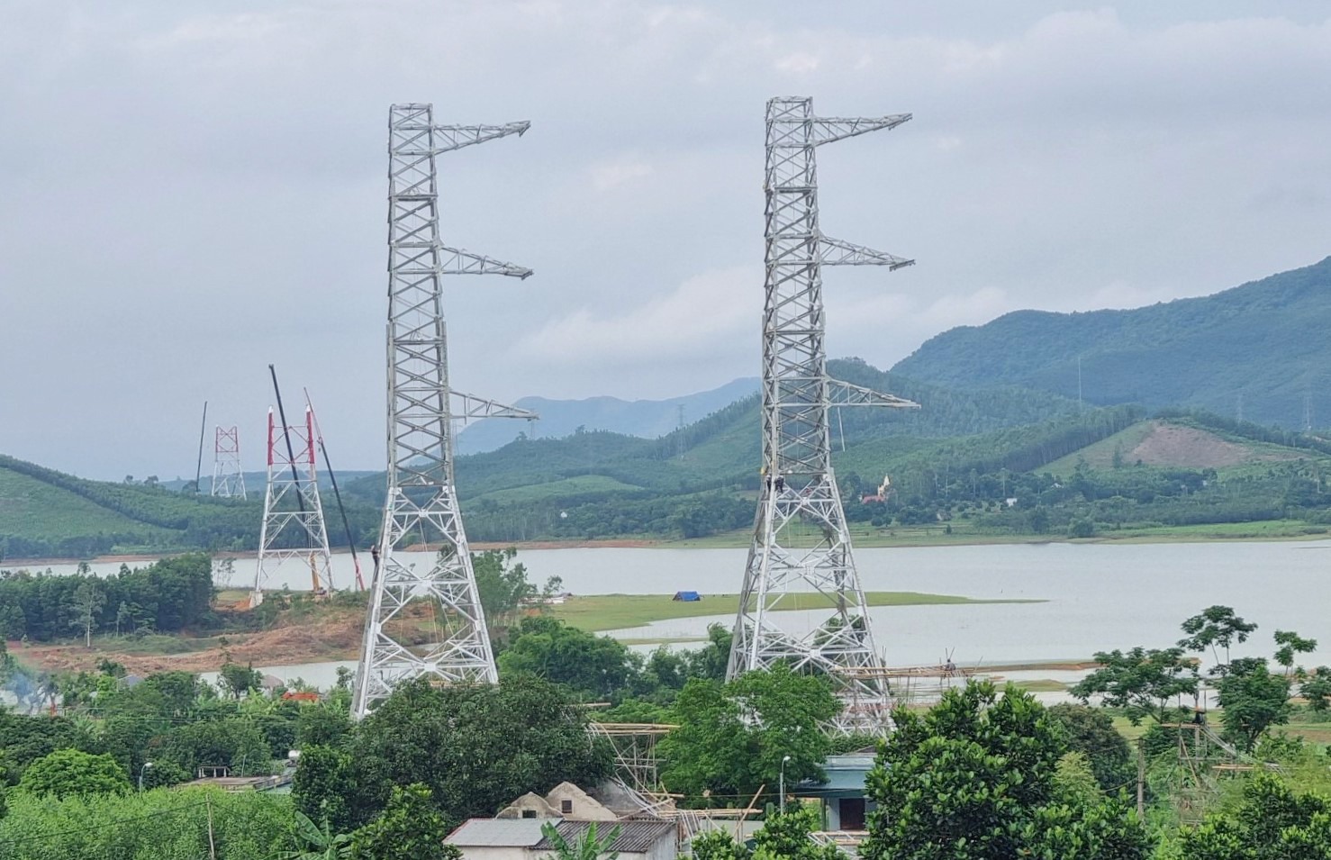 Cột vượt hồ Yên Mỹ