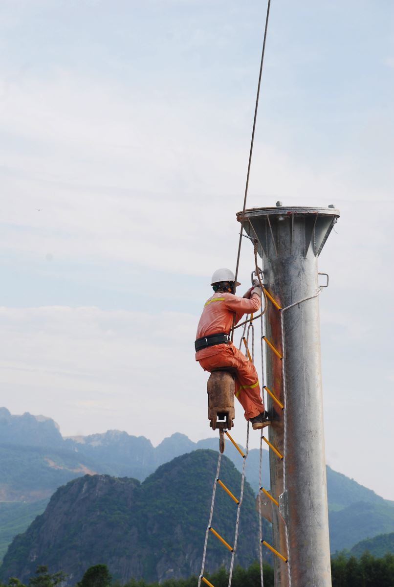 Vượt nắng thắng mưa