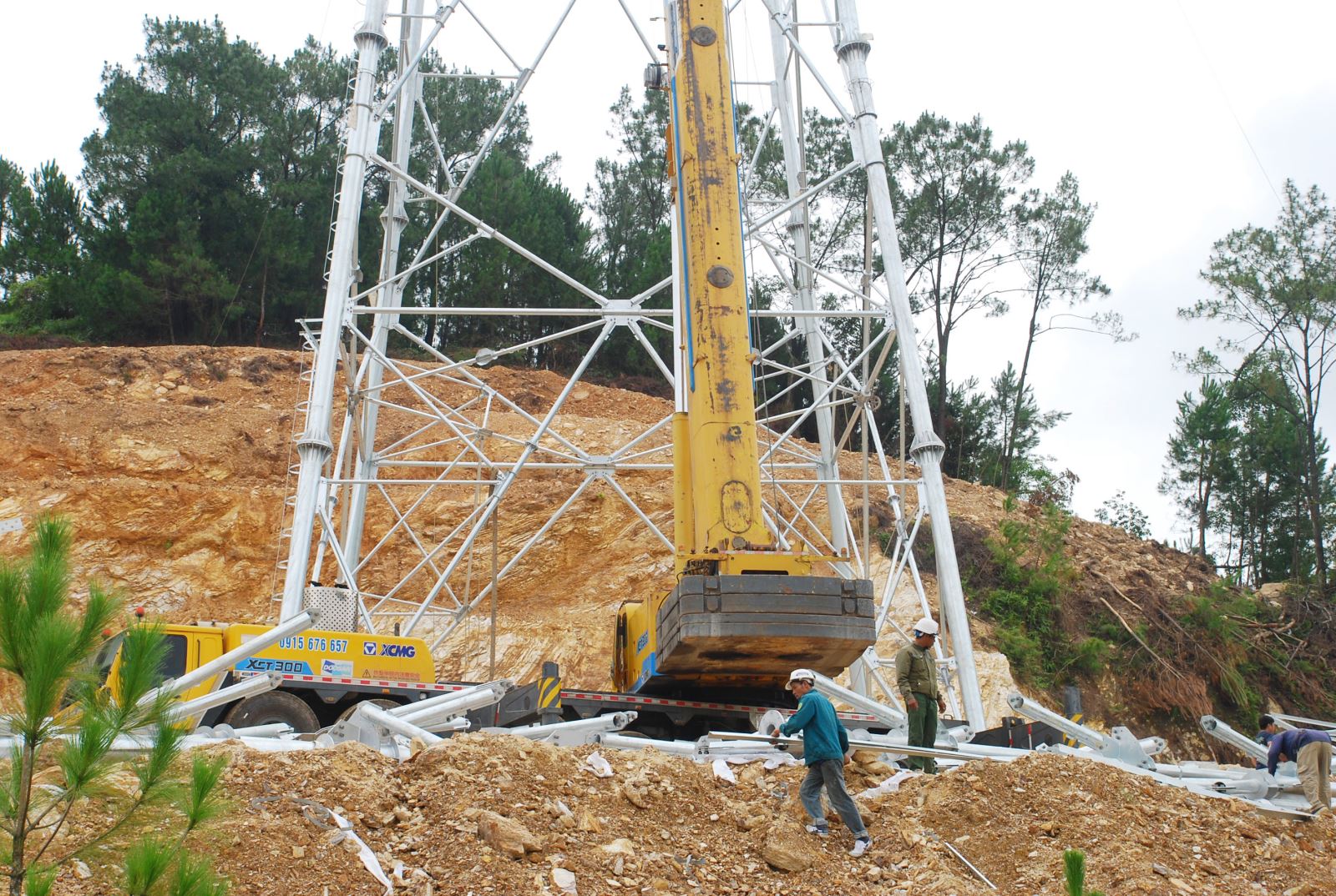 Lắp dựng cột tại vị trí 276