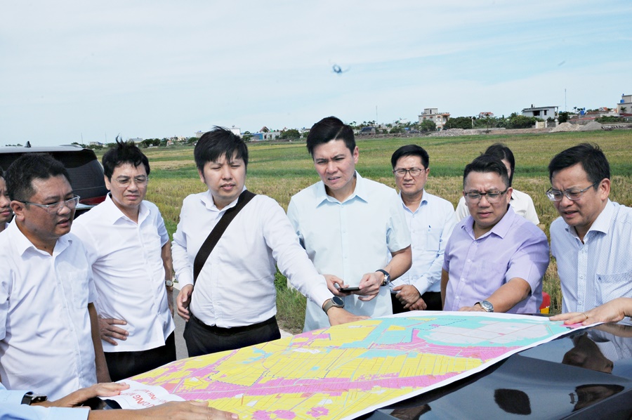 Ông Doãn Quang Hùng,  Chủ tịch UBND huyện Giao Thuỷ giới thiệu về sơ đồ vị trí Khu công nghiệp Hải Long.                       Ảnh: Cổng TTĐT Giao Thuỷ
