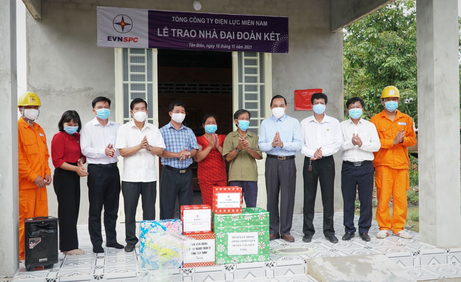 2.	Trao 02 nhà tình thương cho các hộ gia đình khó khăn tại xã Thạnh Bình và xã Thạnh Tây, huyện Tân Biên