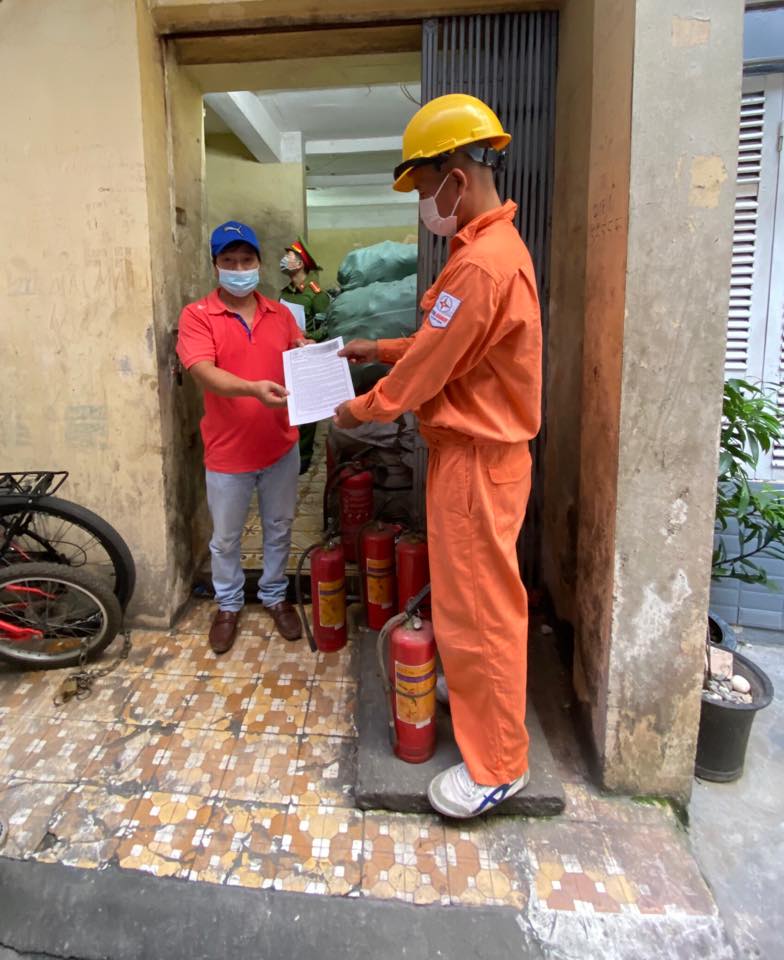 EVNHANOI phát tờ rơi tuyên truyền, khuyến cáo sử dụng điện an toàn, tiết kiệm