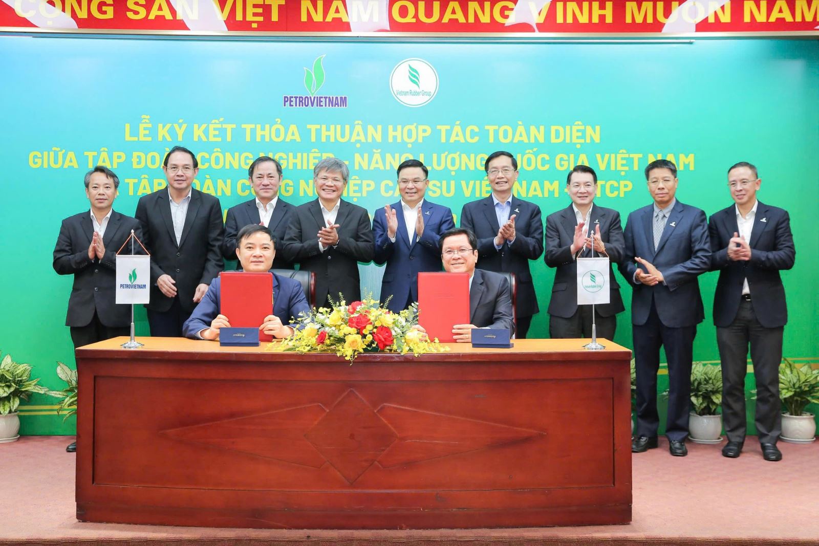 Tổng Giám đốc VRG Lê Thanh Hưng và Tổng Giám đốc Petrovietnam Lê Ngọc Sơn ký kết thỏa thuận hợp tác toàn diện giữa hai Tập đoàn