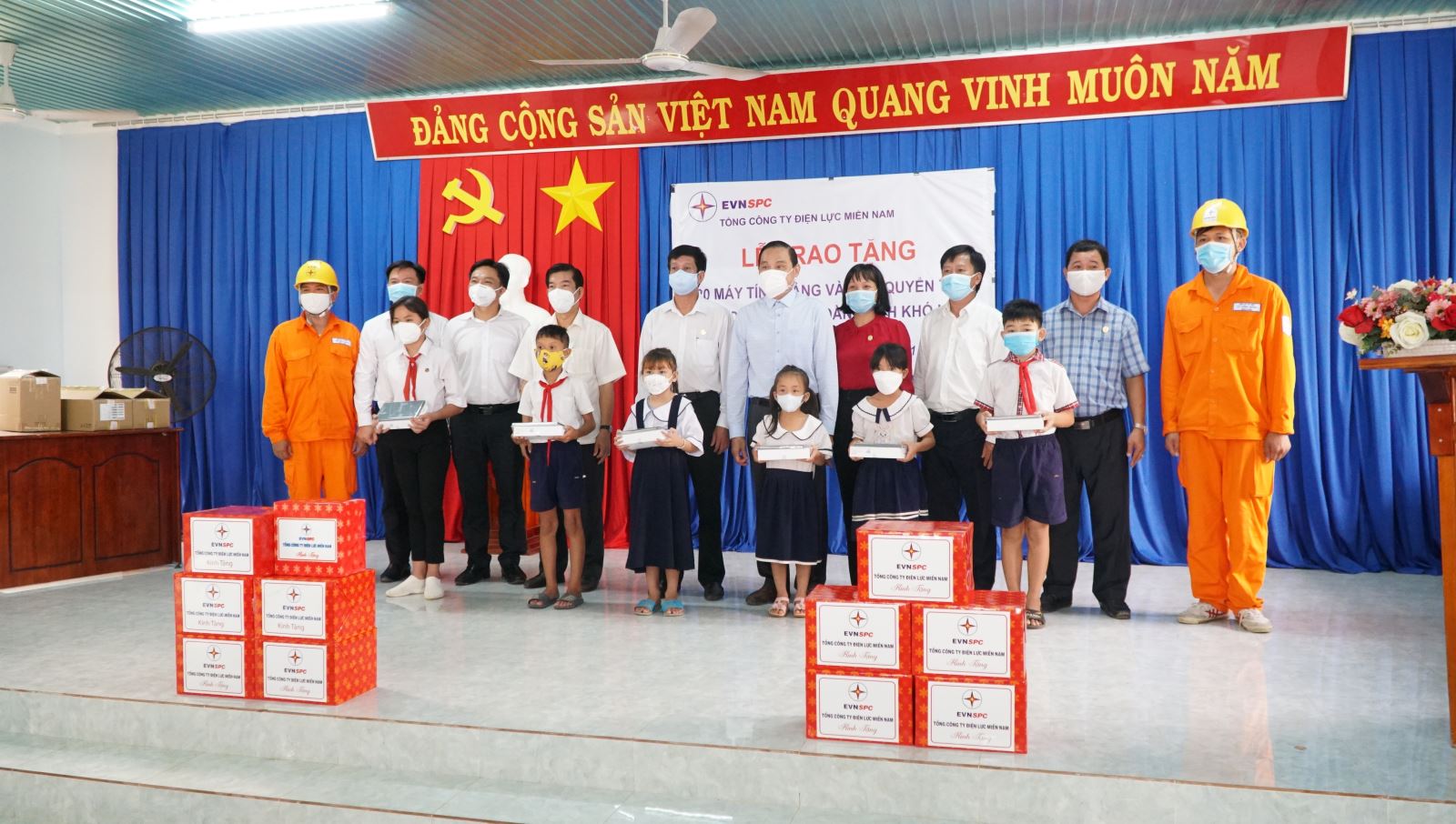 3. Trao tặng 20 máy tính bảng và 1.000 quyển tập cho các em học sinh có hoàn cảnh khó khăn tại xã Thạnh Tây, huyện Tân Biên