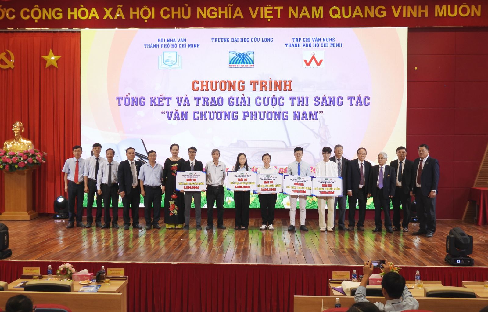 Ban tổ chức, Ban Giám khảo chụp ảnh lưu niệm cùng các tác giả đạt giải