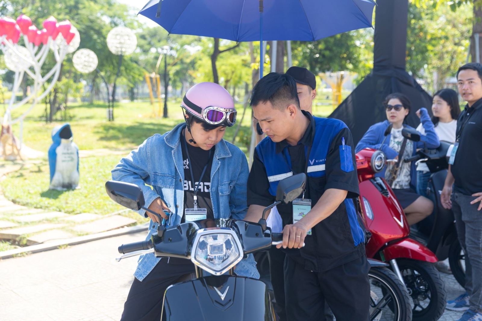 Tại sự kiện “Đổi xăng lấy điện”, khách hàng được hướng dẫn lái thử và tư vấn về sản phẩm.
