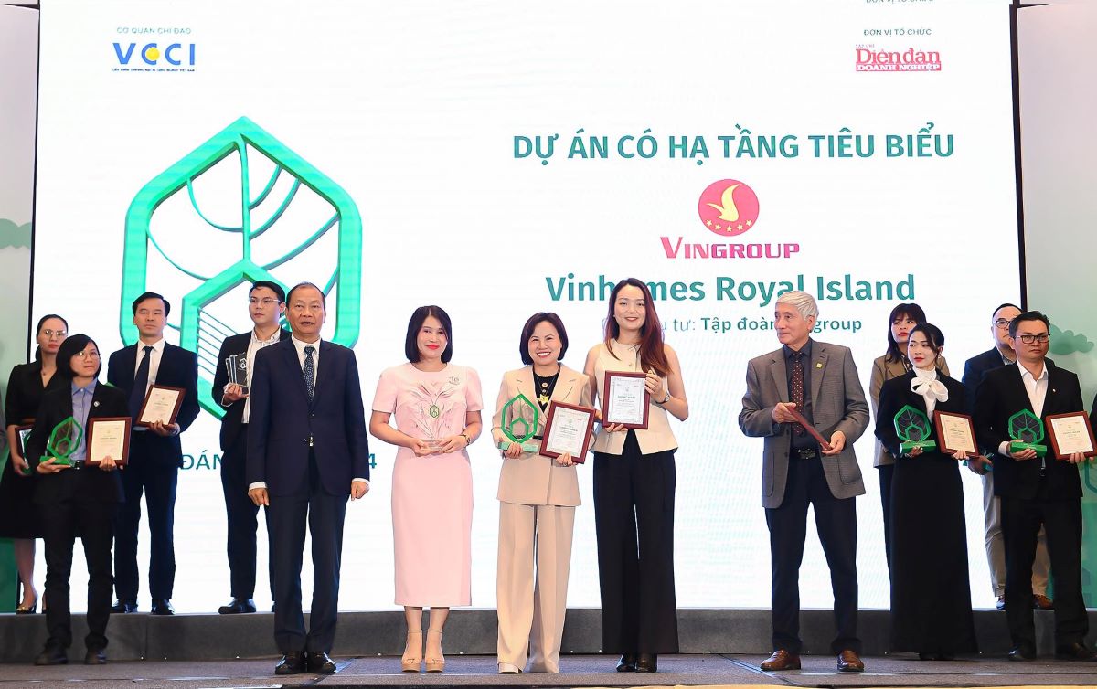 Vinhomes Royal Island nhận cú đúp giải thưởng “Dự án đáng sống tiềm năng” và “Dự án có hạ  tầng tiêu biểu” năm 2024