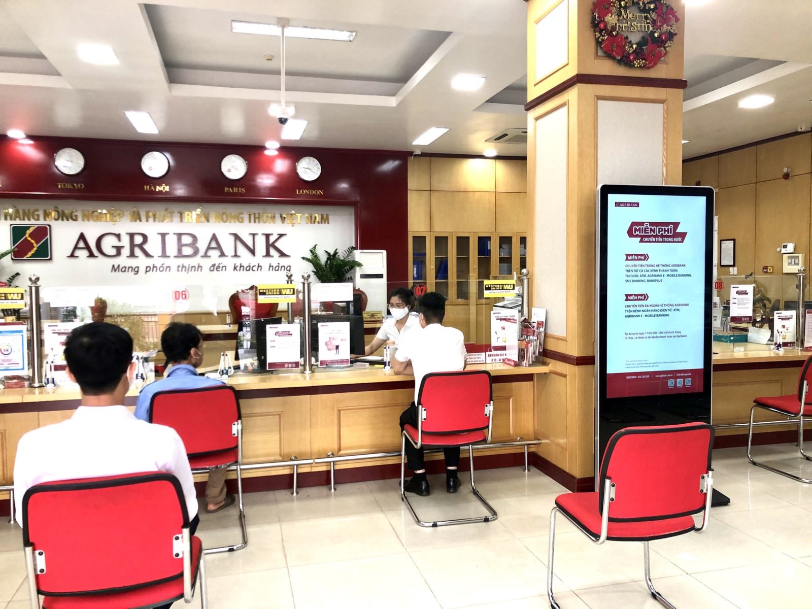 Khách hàng đến làm thủ tục nhận gói cho vay ưu đãi của Agribank.