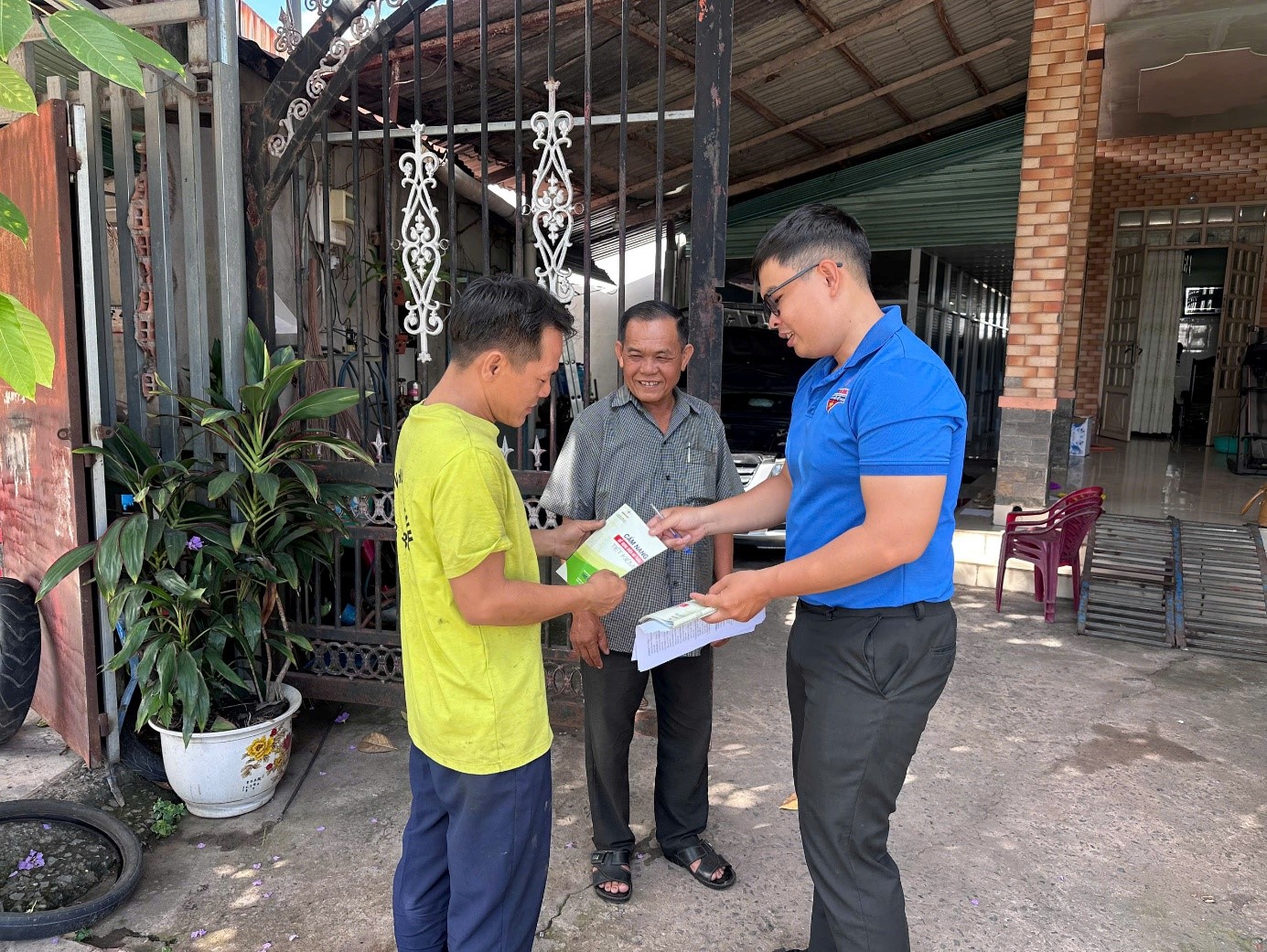 Đoàn thanh niên ngành điện phát tờ cẩm nang sử dụng điện an toàn đến hộ gia đình.