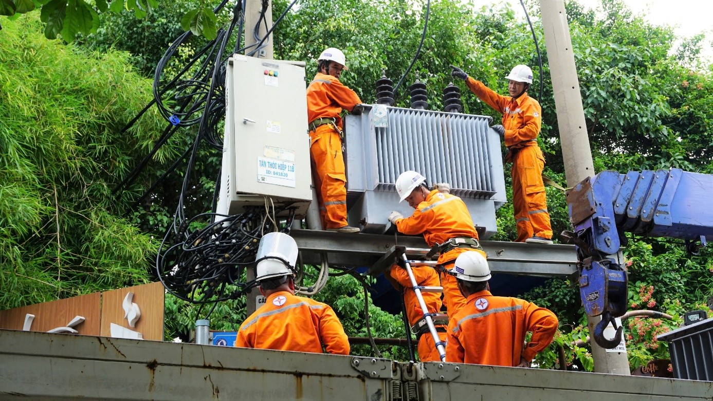 EVNHCMC đảm bảo an toàn điện trong mùa mưa, bão năm 2025