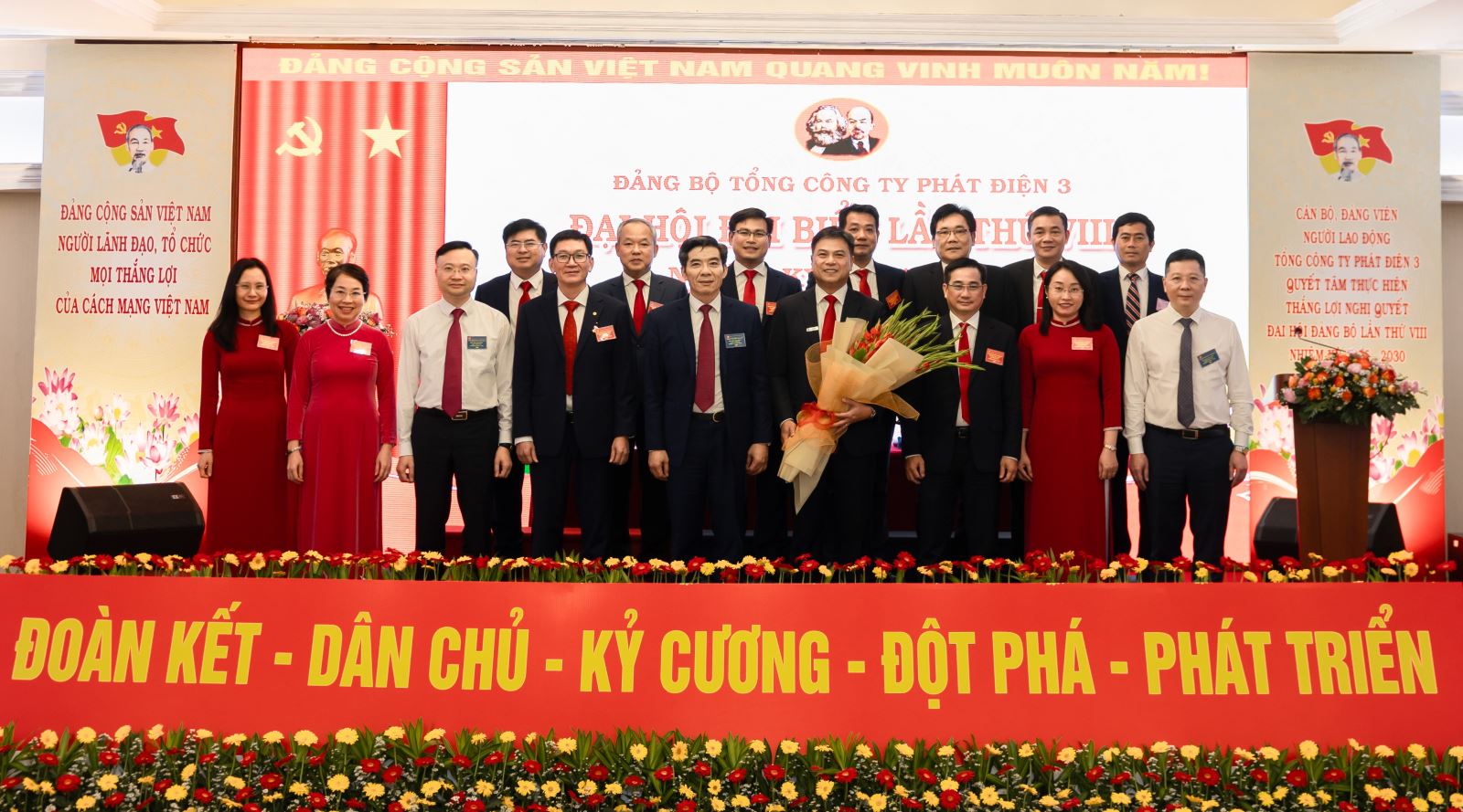 Đoàn công tác Đảng ủy EVN chúc mừng Ban chấp hành Đảng bộ Tổng Công ty Phát điện 3 nhiệm kỳ 2025 - 2030
