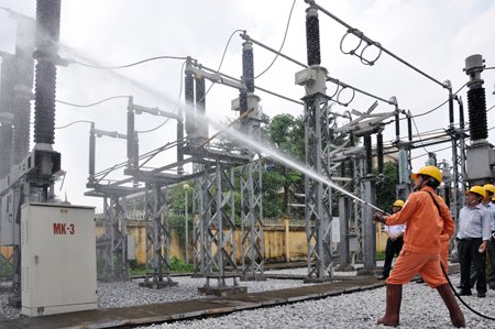 EVNHANOI vệ sinh trạm biến áp mà không cần cắt điện bằng công nghệ hotline (phun nước áp lực cao)