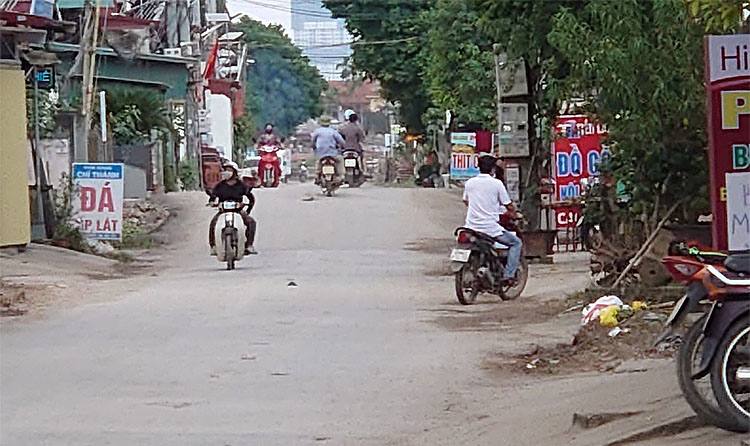 Điểm giao cắt của hệ thống đường ống bơm cát qua đường ĐT 377, địa bàn xã Liên Nghĩa