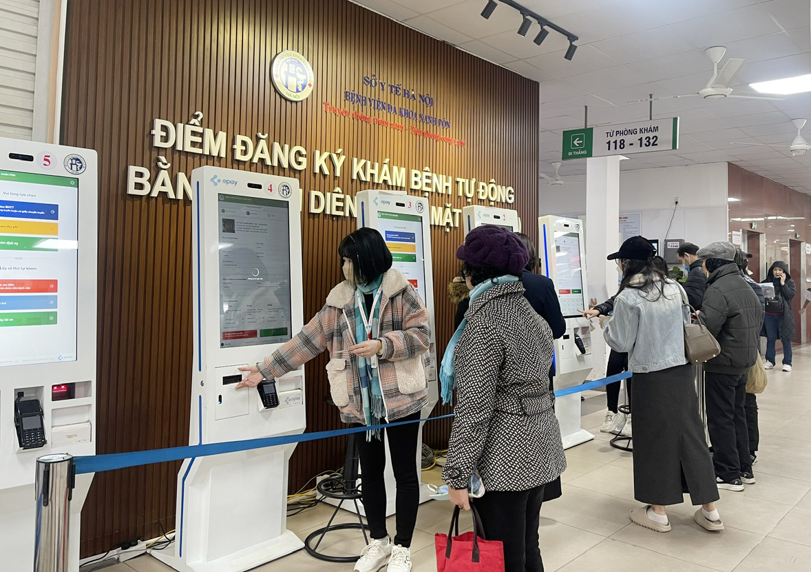 BVĐK Xanh Pôn sử dụng hệ thống Kiosk thông minh tự phục vụ tiếp đón người bệnh.
