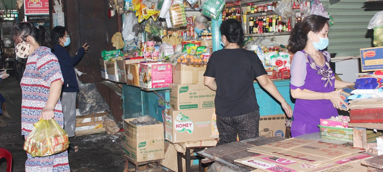 Tiểu thương chuẩn bị giao hàng cho khách.