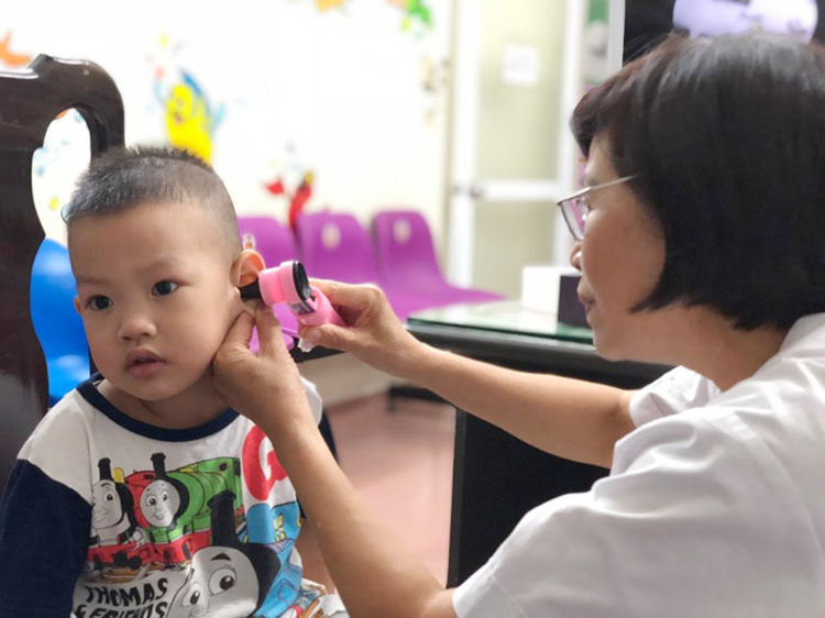 Khi trẻ có triệu chứng ngứa hay giảm sức nghe, cần đưa con đi khám bác sĩ chuyên khoa để loại trừ nấm ống tai ngoài. (Ảnh: Hà Nguyên)