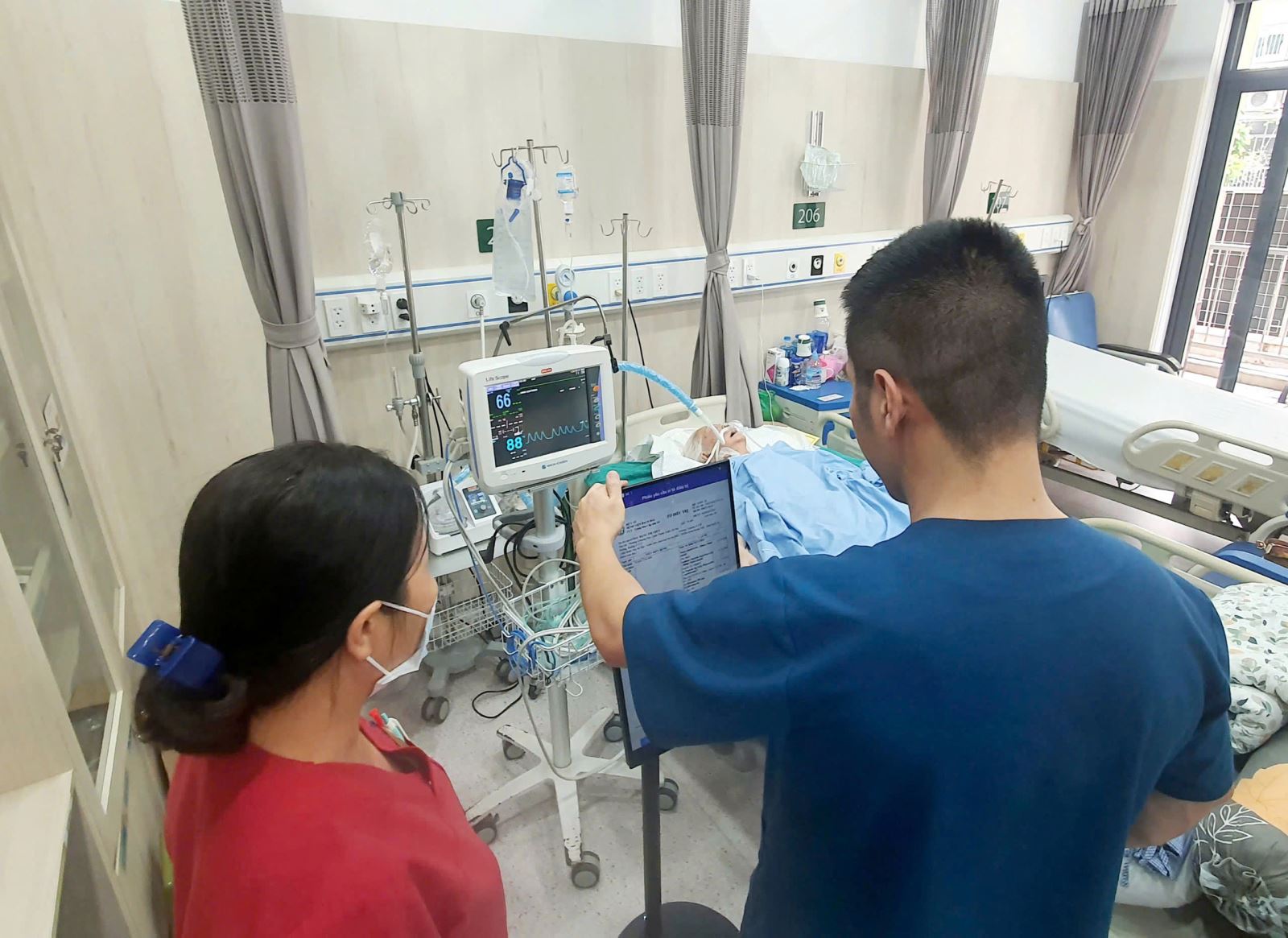 Việc BV Bạch Mai sử dụng bệnh án điện tử rất thuận lợi cho các y bác sĩ, điều dưỡng trong quá trình điều trị, chăm sóc bệnh nhân.
