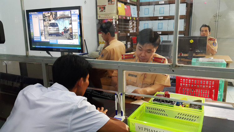 Trước khi đóng phạt, người vi phạm được xem lại những hình ảnh camera.