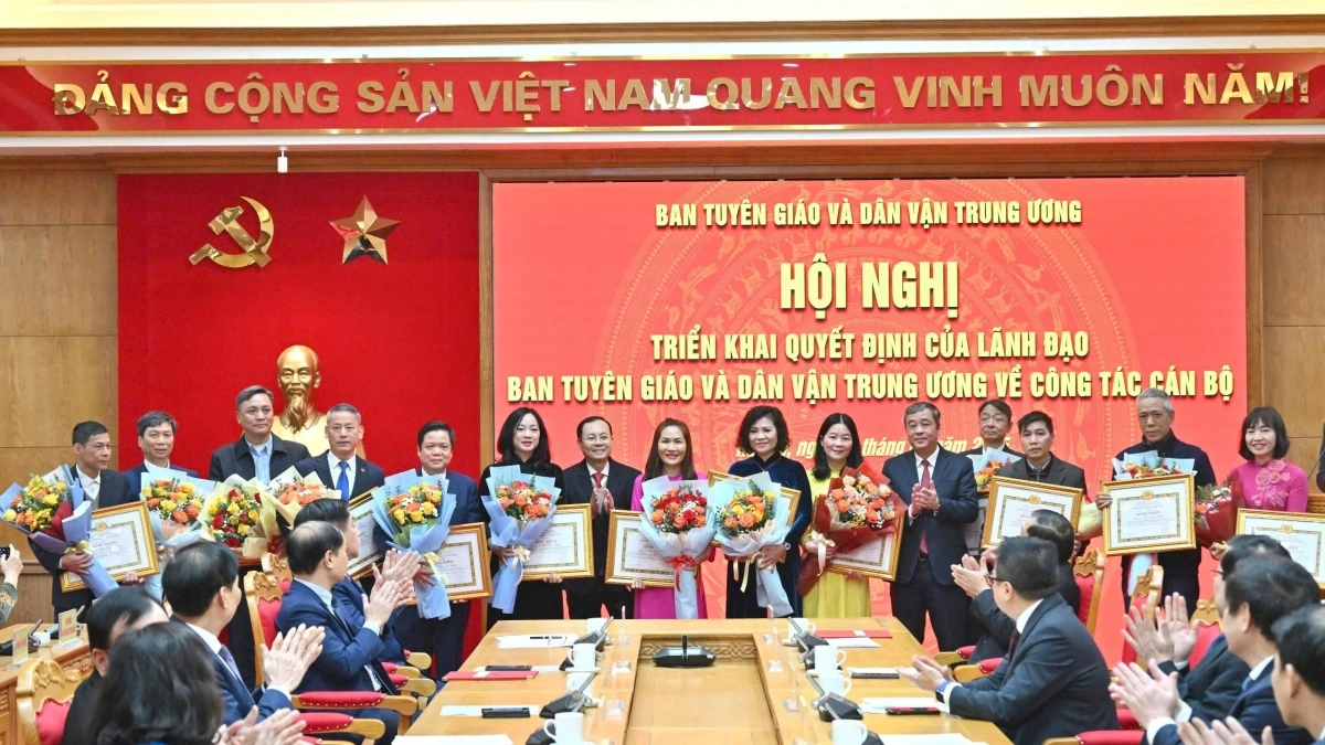 Các cá nhân tự nguyện nghỉ hưu trước tuổi được nhận bằng khen của Ban Tuyên giáo và Dân vận Trung ương.