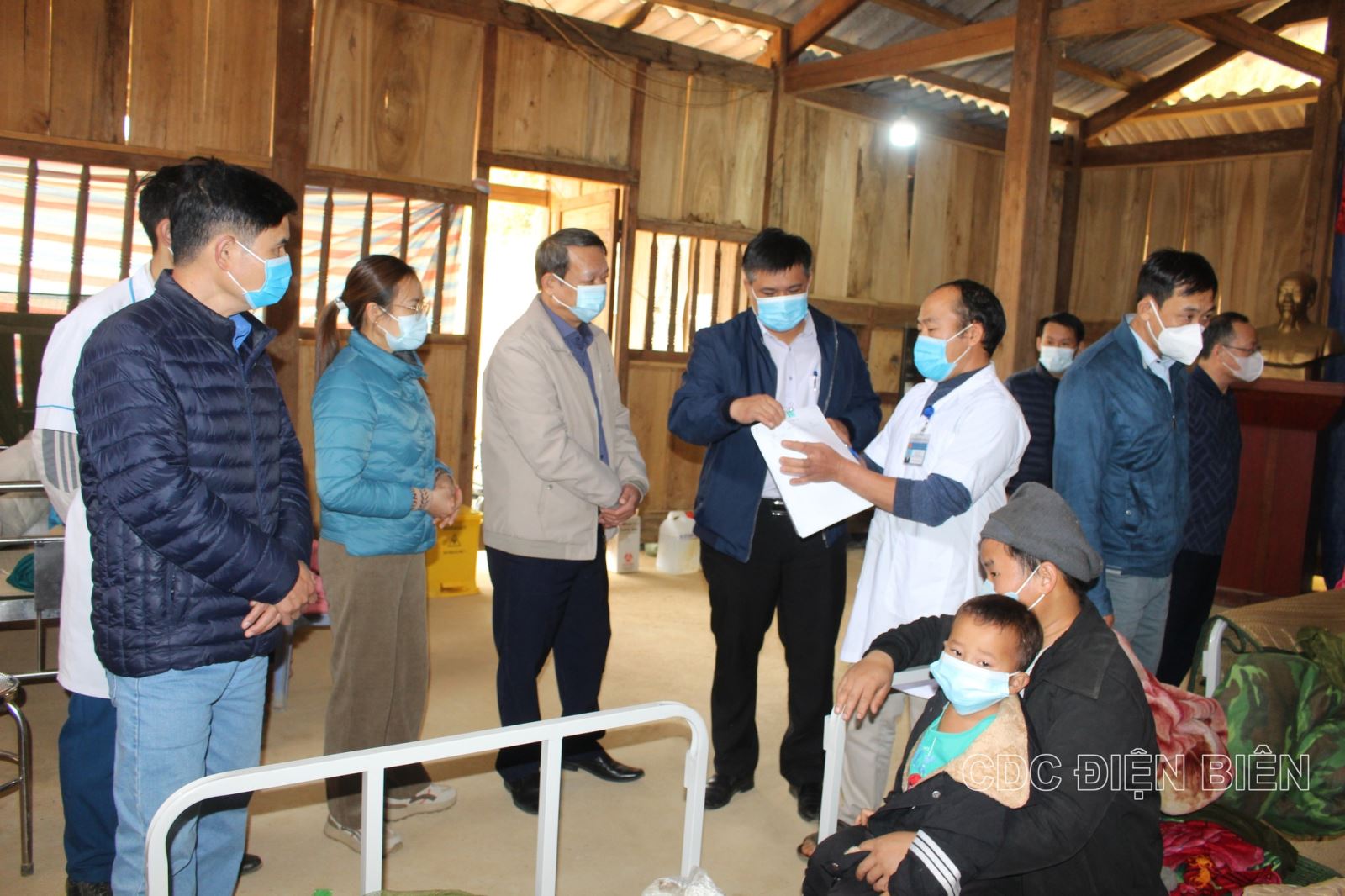 Cán bộ y tế Điện Biên nỗ lực dập dịch sởi tại huyện Nậm Pồ. (Ảnh: CDC Điện Biên)