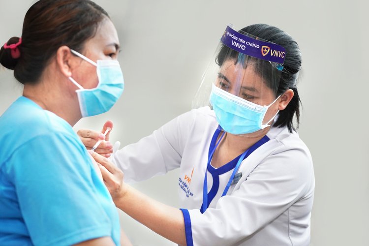Y bác sĩ tham gia chiến dịch tiêm chủng cho người dân TP.HCM. (Ảnh VNVC)