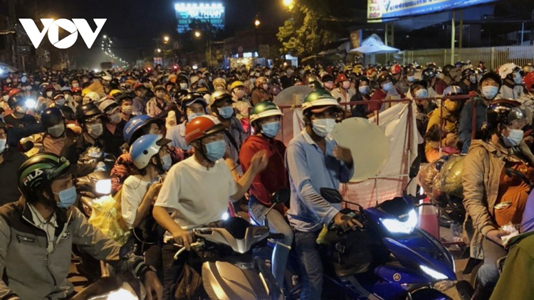 Dòng người kéo dài gần 2km mang theo đồ đạc cá nhân di chuyển bằng xe máy về miền Tây.
