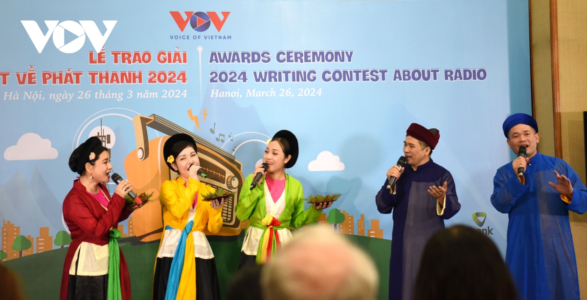 Tiết mục dân ca quan họ Bắc Ninh - Di sản văn hóa phi vật thể đại diện của nhân loại được UNESCO ghi danh năm 2009 - bài dân ca có tên gọi “Mời nước mời trầu” trình diễn tại buổi lễ.