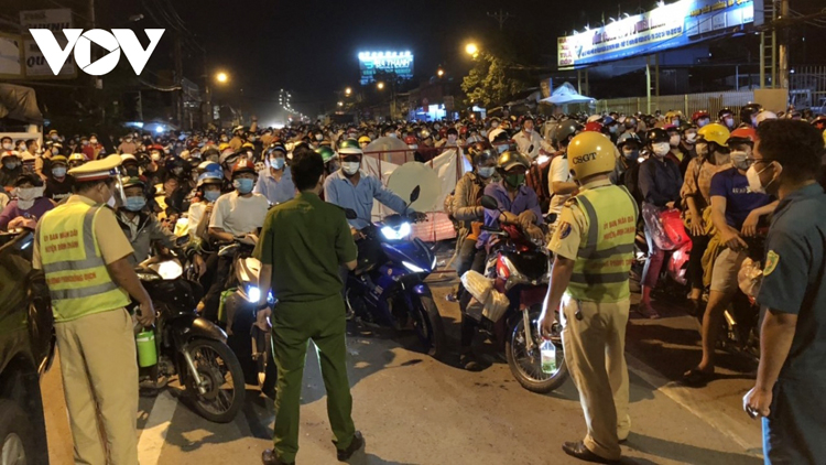 Chính quyền địa phương và công an đã giải thích, thuyết phục người dân trở về nhà.