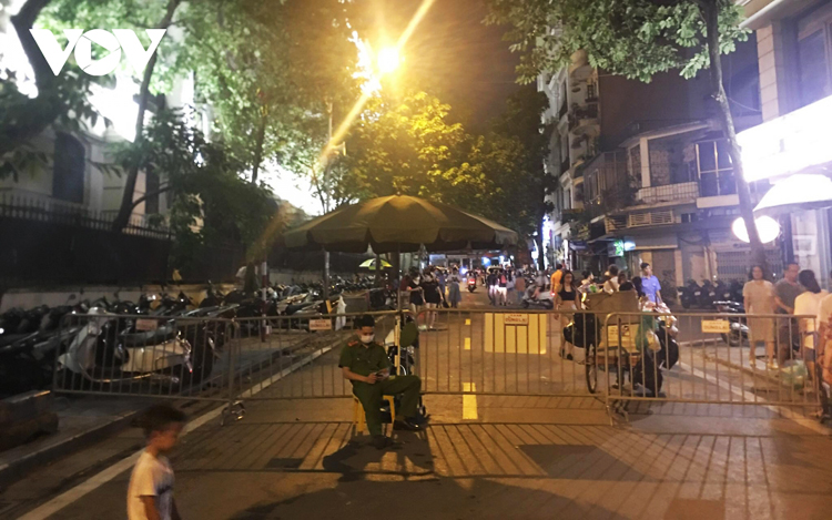 Một trong các chốt cấm phương tiện cá nhân vào bờ hồ.