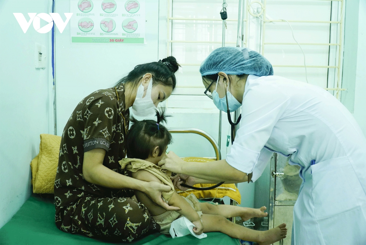 Những nỗ lực không ngừng nghỉ của lực lượng y tế Điện Biên đã giúp đảm bảo sức khỏe cho người dân vùng cao.