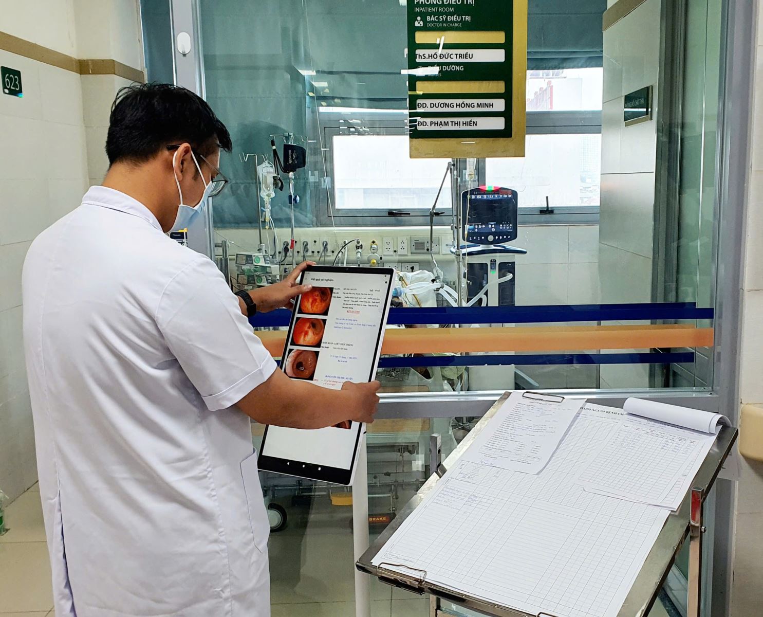 Công nghệ thông minh giúp BSCKII Nguyễn Bá Cường kiểm tra bệnh án một cách dễ dàng.