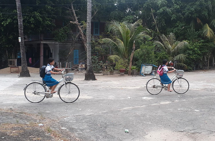 Các em nhỏ ở làng phong đi học về.