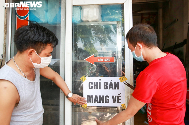 Các cơ sở kinh doanh dịch vụ ăn uống tại quận Đống Đa chỉ được phép bán hàng mang về để phòng, chống dịch COVID - 19. (Ảnh: Đắc Huy)