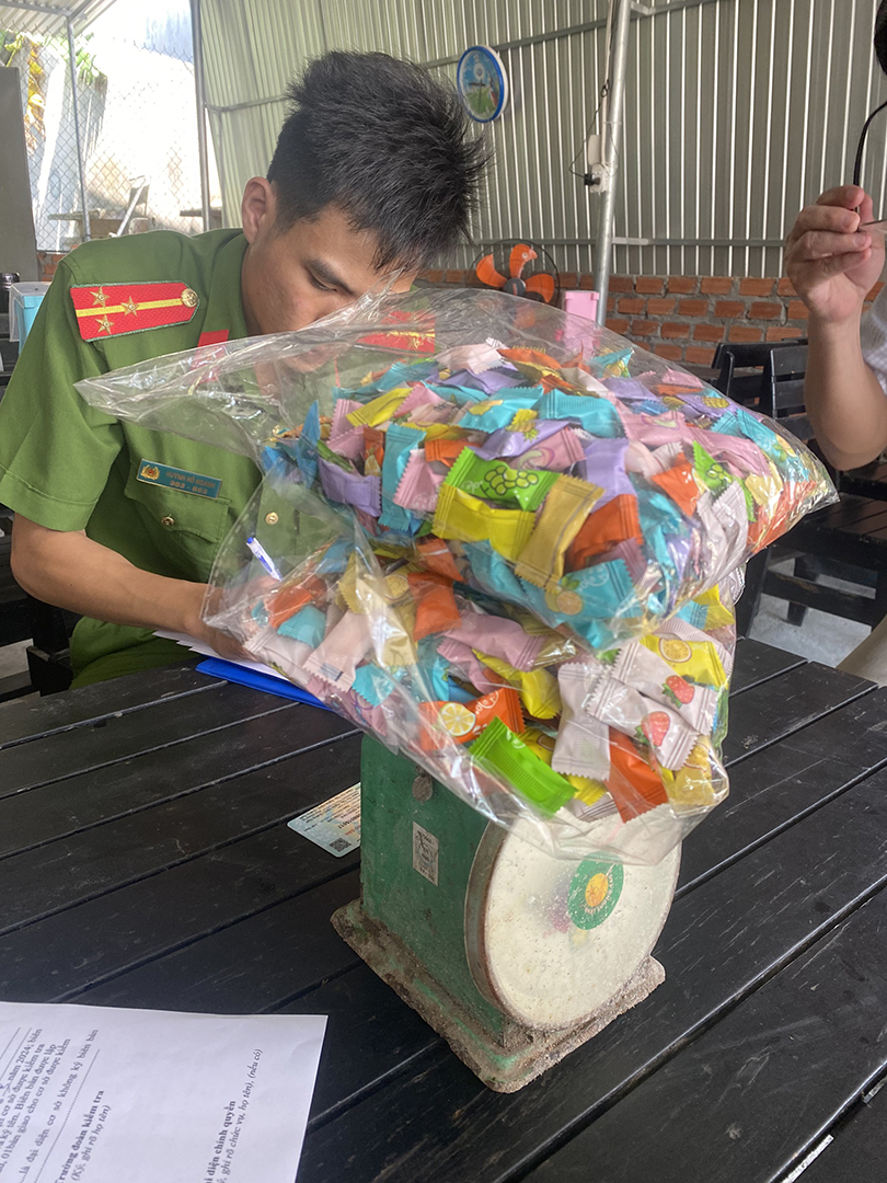 Số kẹo còn lại lực lượng Công an xã đã tịch thu và lập biên bản.