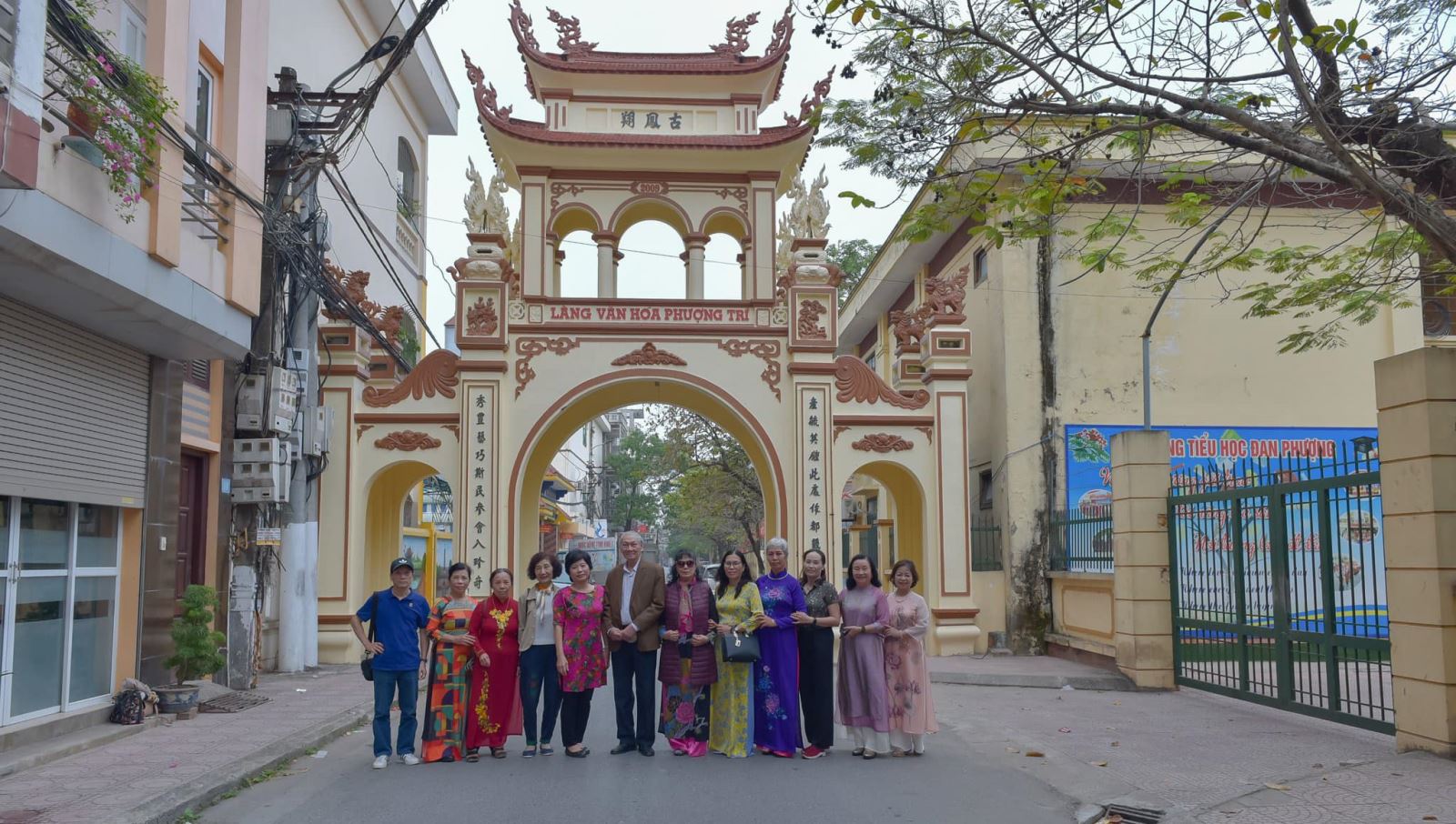 NSND Kim Dung cùng bạn bè, người yêu thơ tại Đan Phượng, Hà Nội.