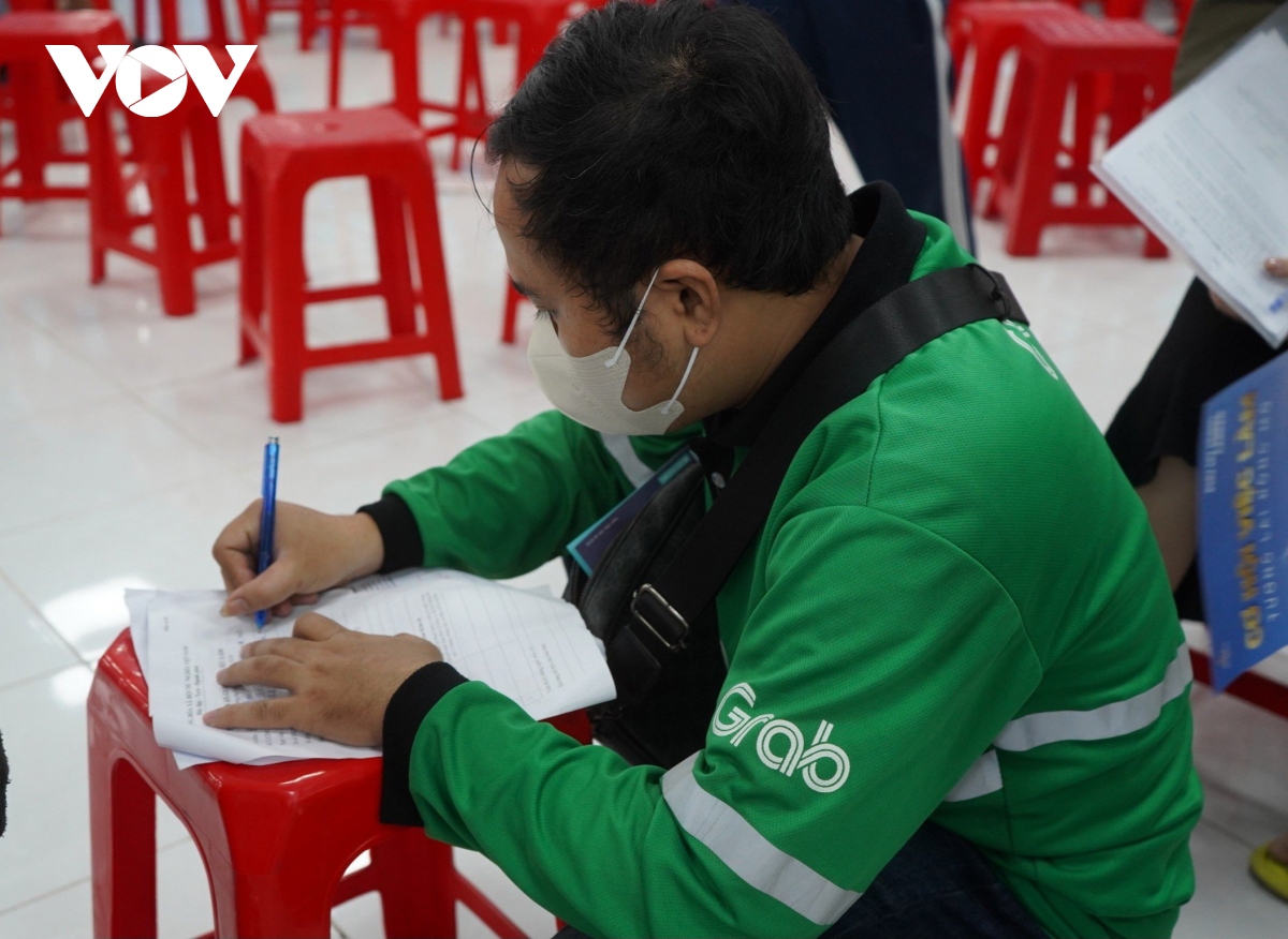 Một cựu công nhân Công ty TNHH Pouyuen cho biết, sau nghỉ việc, hiện anh đang ở nhà vừa chạy Grab vừa trông con nhỏ nên không có nhu cầu việc làm mới (Ảnh: K.D)