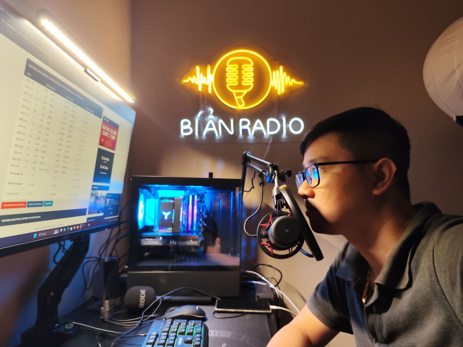 Nhà báo Chu Trung Đức tại mini studio gia đình.