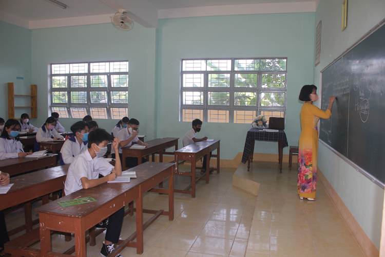 Nguyên tắc bắt buộc như học sinh phải đeo khẩu trang, ngồi giãn cách, vệ sinh khử khuẩn bàn ghế hằng ngày.