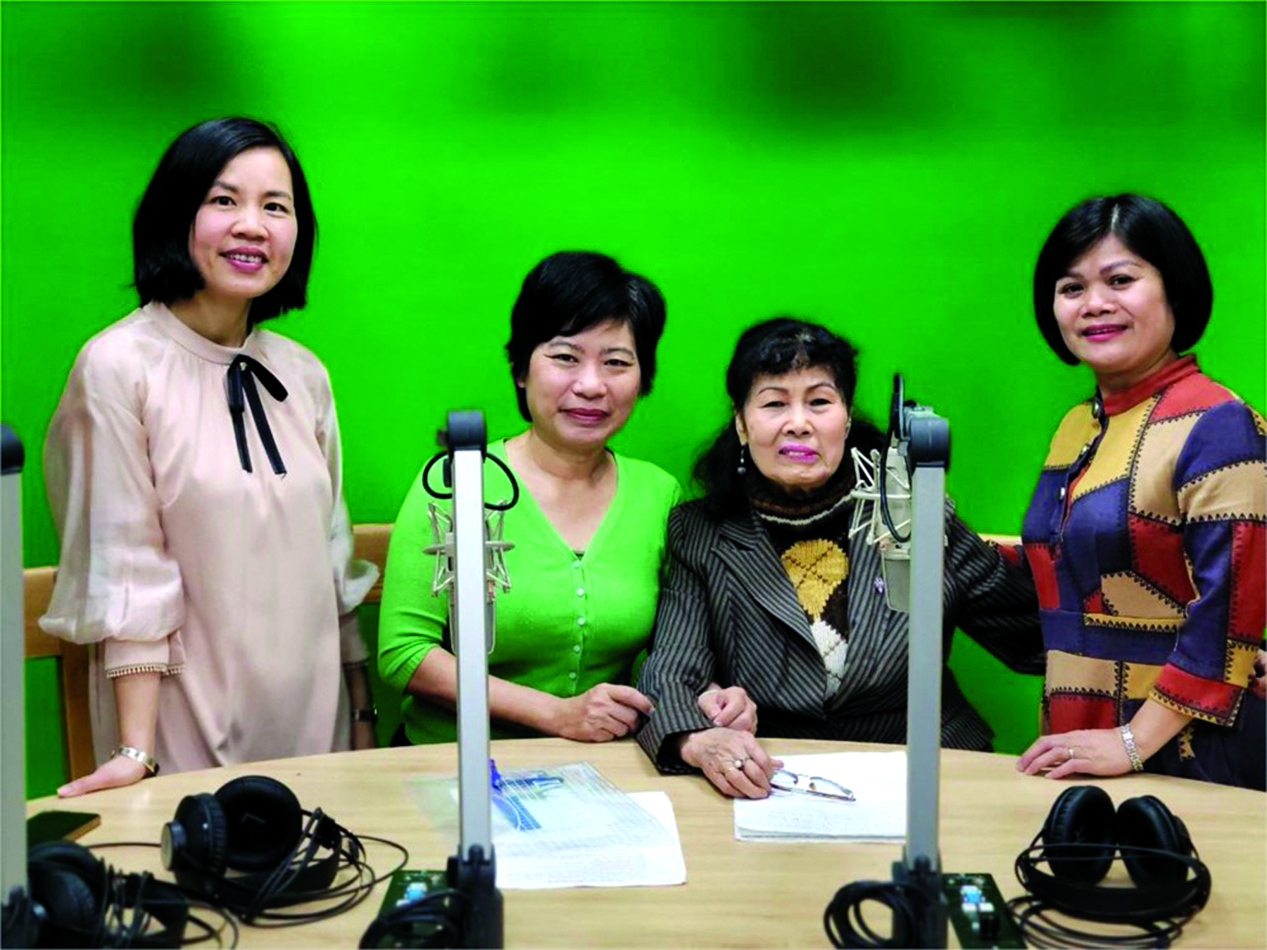 NSND Vũ Kim Dung trong phòng thu Ban VHNT, Đài TNVN.