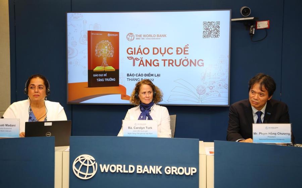 Bà Carolyn Turk, Giám đốc WB tại Việt Nam (giữa) cùng đại diện WB tại buổi họp báo chiều 8/8. Ảnh:VGP/HT