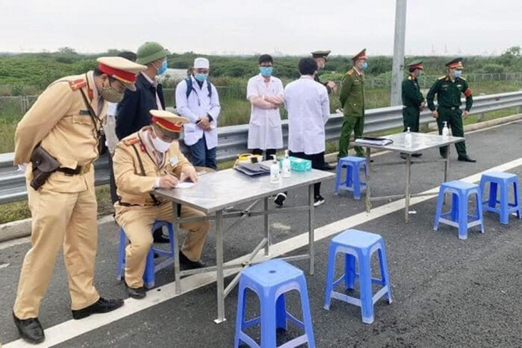 TP Hà Nội lập 22 chốt giám sát, đo thân nhiệt từng người ra vào cửa ngõ Thủ đô để phòng dịch COVID-19.