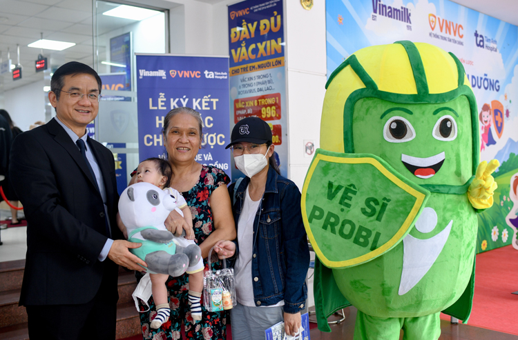 Vinamilk hợp tác cùng bệnh viện, trung tâm tiêm chủng thực hiện các chương trình chăm sóc sức khỏe cộng đồng, tặng sản phẩm dinh dưỡng cho người đến khám bệnh, tiêm ngừa