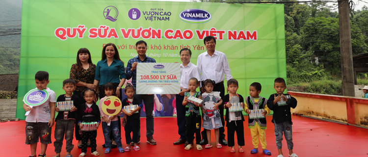 Năm 2020, Vinamilk và Quỹ sữa Vươn cao Việt Nam trao tặng 108.500 ly sữa, tương đương khoảng 780 triệu đồng cho 1.200 trẻ em có hoàn cảnh khó khăn tại tỉnh Yên Bái. Ảnh: Dũng Thanh.