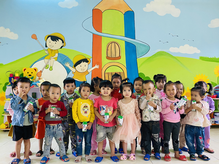 Những giờ uống sữa vui vẻ cùng chương trình Quỹ sữa Vươn cao Việt Nam của học sinh trường Mầm non xã Châu Quế Thượng, tỉnh Yên Bái.