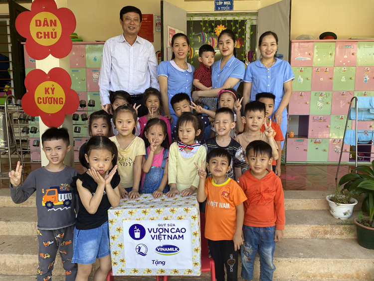 Đại diện Quỹ sữa Vươn cao Việt Nam đã đến thăm các điểm trường trong diện thụ hưởng sữa và gửi tặng những phần quà từ chương trình. Ảnh: Dũng Thanh.