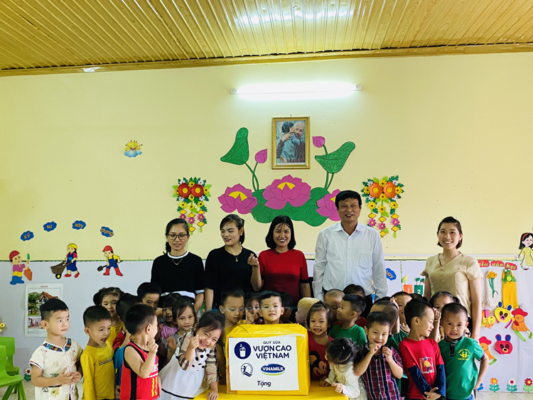 Đại diện Quỹ sữa Vươn cao Việt Nam đã đến thăm các điểm trường trong diện thụ hưởng sữa và gửi tặng những phần quà từ chương trình.