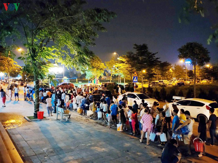 Lời xin lỗi muộn màng chỉ được đưa ra 17 ngày sau sự cố, mặc kệ hàng vạn người dân đã có những ngày lao đao vì nước sạch.
