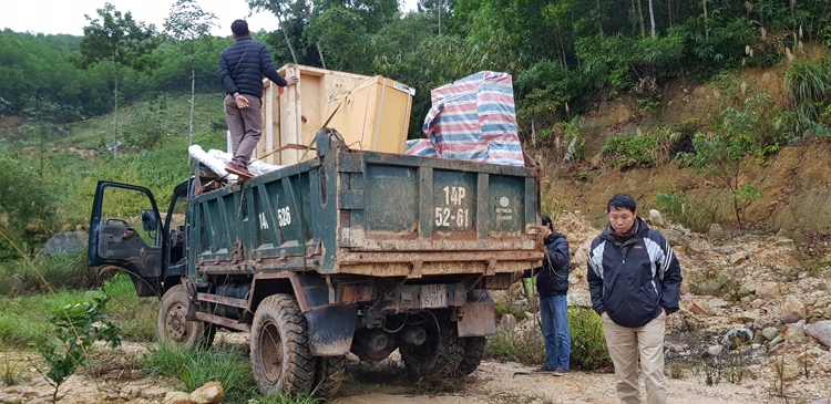 Vận chuyển máy móc, thiết bị lắp đặt trạm phát sóng lên các tỉnh miền núi.