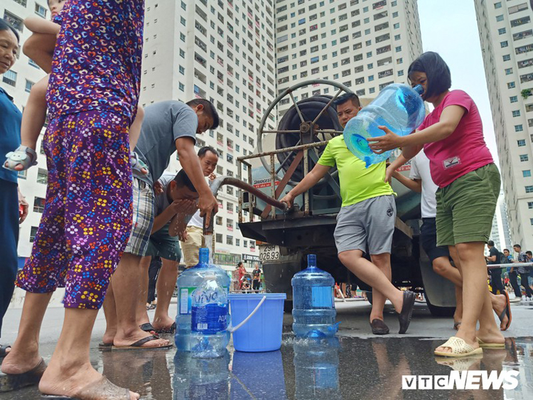 Hàng vạn người dân đã có những ngày lao đao vì nước sạch.