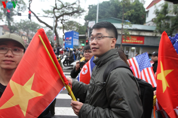 Trước khi nhà lãnh đạo Triều Tiên - Kim Jong-un và Tổng thống Mỹ Donald Trump đến Hà Nội, người dân Thủ đô đã chuẩn bị cờ hoa chào đón.